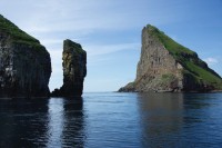 Klippen des Drangarnir und die Insel Tindholmuer