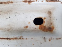 Das ist das ausgestanzte Loch in der zweiten Reihe