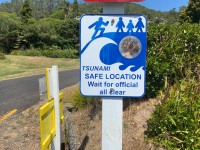 die Schilder hängen hier überall in den Ortschaften an der Küste