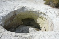 Wai-O-Tapu: Krater mit Schwefelausblühungen