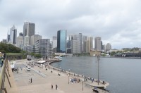 Blick von der Oper zur Skyline an der Sydney Cove