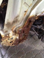 Frontbereich links weggerostet / Die Löcher in dem weggerosteten Teil sind für die Kotflügelhalter