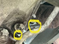 dpf halter von unten betrachtet. im blick hier verschraubung am getriebe.