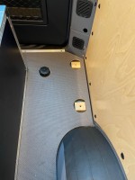 Höhenausgleich zur Verschraubung der Möbel. Was fehlt ist die Antirutschmatte und natürlich das Mobiliar