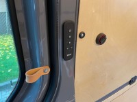 Ein kleines, aber wirksames Detail. So lässt sich die Schiebetür wesentlich leiser und leichter schließen