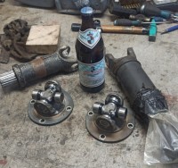 Zerlegte Wellenteile mit neuen Gelenken