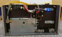 Mit den Schaltern über der Hauptsicherung kann einerseits discharge im BMS und andererseits der Active Balancer abgeschaltet werden. An den Shunt kommt ein PZEM-015 BatteryMeter.