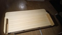 IMG_20220303_212813_121.jpg (56.43 KiB) 8137 mal betrachtet Die Tischplatte ist nun in Richtung unterer Bildrand verschoben worden. Die kleinen Messinghaken rasten dabei ein. Dadurch entsteht im oberen Bildbereich ein Durchgang neben dem Tisch.