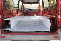 Fußbodenisolierung aus Sicht der Hecktüre mit Blick unter das "Podest"