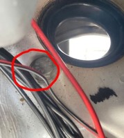 Kabel bitte nicht lose aufs Bodenblech!