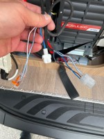 Kabelbaum - links die offenen Litzen, mitte Kühlbox, recht der Stecker mit den Kabeln vom Display und den beiden blau/weißen die in den offenen Litzen enden