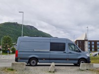 Im Hintergrund die Eismeerkathedrale in Tromsø