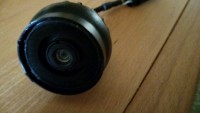 Hier die Kamera ohne die Abdeckung. Kleine Macken im Gehäuse sind nicht ganz vermeidbar, aber ebenso unkritisch.