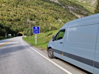 Die Einfahrt in den längsten Straßentunnel der Welt, den Lærdaltunnel 24,5 km lang