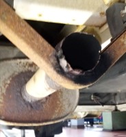 Auspuffrohr verläuft über Kardanwelle und Handbremsseil auf die Fahrerseite