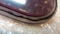 Etwas Butylschnur auf das Acrylglas, ehe es montiert wird.