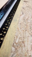 Eine OSB-Platte als Montagehilfe...