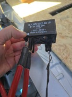 Das ist das Trennrelais mit den kleinen Kabeln