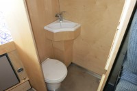 Die Naßzelle - hier noch ohne Wand und Tür. Toilette ohne Chemie: eine Zerhackertoilette aus dem Yachtzubehör. Nix Plastik sondern Porzellan!