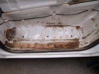 Außerdem standen die Trittstufen bei mir direkt auf dem Blech. Man hat also bei jedem drauftreten immer schön den Lack weggekratzt. Dann noch der Dreck und Wasser dazu!!