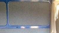Mit Nadelfilz beklebte Sperrholzplatten angeschraubt.