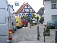 Sprinter-Konvoi im Ort