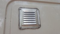 Spoiler mit Dikaflex aufs Gitter befestigt. Das Ganze mit Dekalinunterlegt und dann fein angeschraubt. Ist in 30s entfernt.