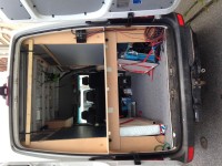 Diese mit zwei Knebelschrauben befestigte Konsole verlängert das Bett auf 187 x 180 - also Längsbett. Die Schaumstoffpolster sind gerade bei der Schneiderin.<br />Dann passt das auch gerade für drei schmale Schläfer.