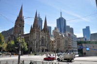 Jetzt weiß ich echt nicht mehr, wie die Kirche heißt. Aber der Kontrast zwischen dem Melbourne aus Victorianischer Zeit und Heute ist beeindruckend. Das Gebäude rechts, wo das verräterische "Melbourne" steht, ist keine U-Bahn Station sondern die Touristeninformation.