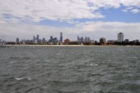 Blick vom St.Kilda Peer auf die Skyline von Melbourne