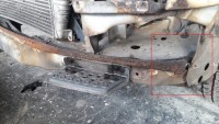 Wie hier im Bild ist Links und Rechts ein Ablauf, danach läuft es durch die Abläufe im Stoßfänger ab.